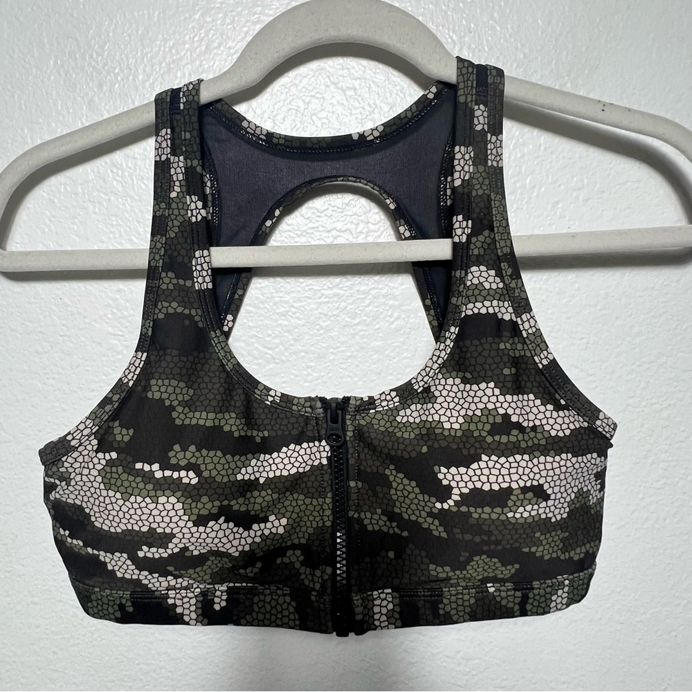 Lorna Jane Camo Front Zipper Sports Bra
Olive Green/White size S/M